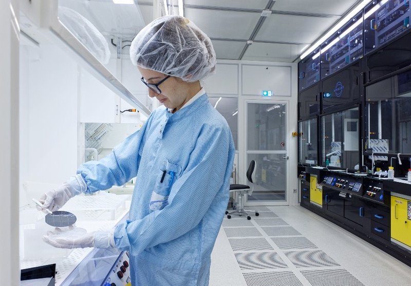 Low cost processes for the UMM thin film cell Low cost processes for 1000 sun concentration on 6“ wafers